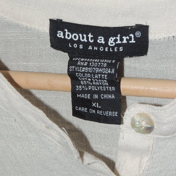 About A Girl - Junior's Button Down Sleeveless Tunic - Picture 5 of 5